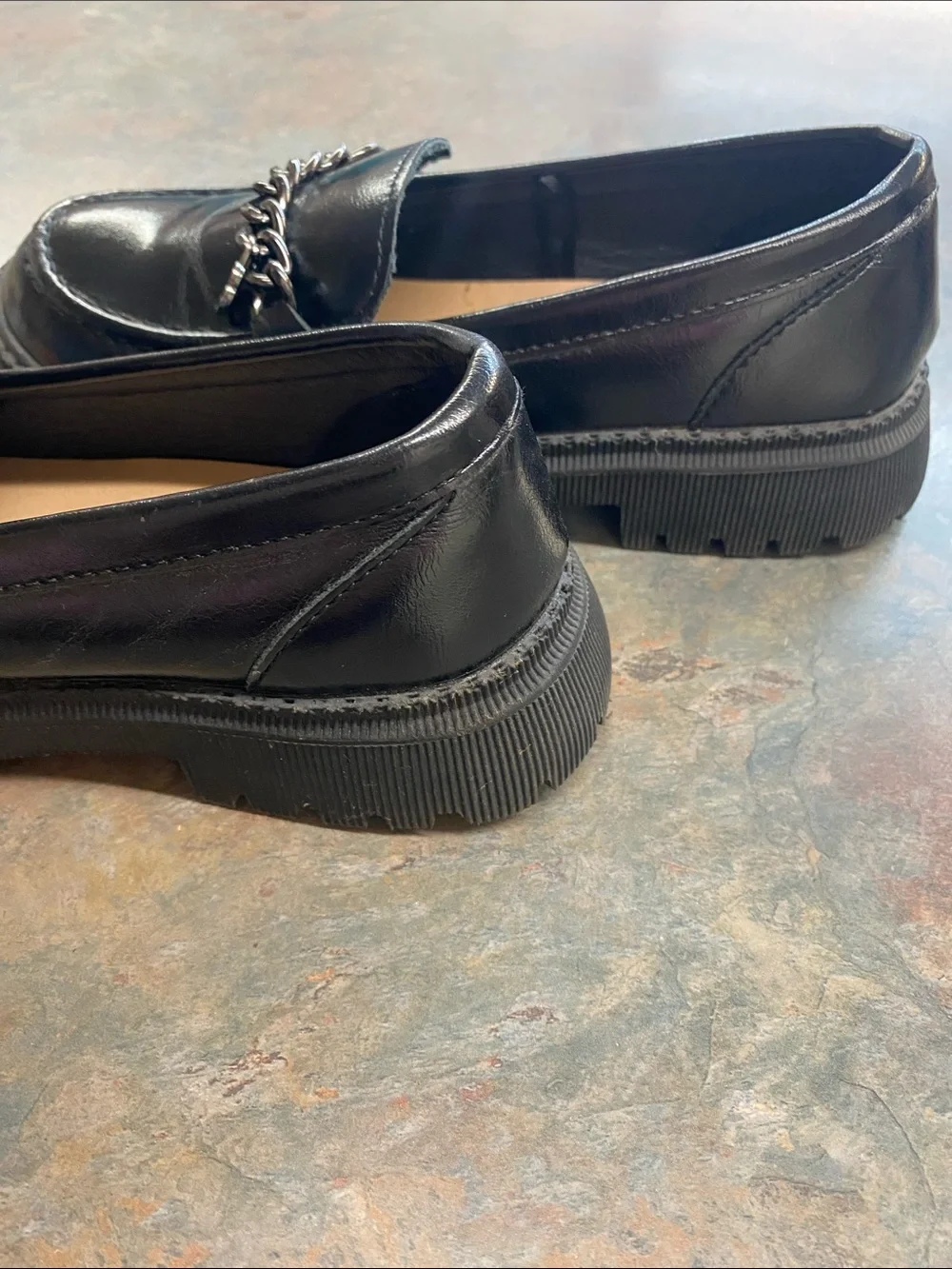 Daisy Fuentes Black Patent Chain-Trim Kid Girls' Loafers